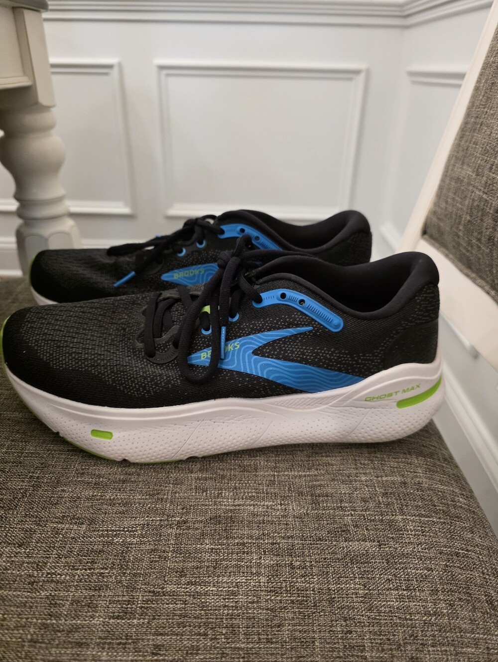 Brooks Mens Ghost Max Size 9.5 Black/Atomic